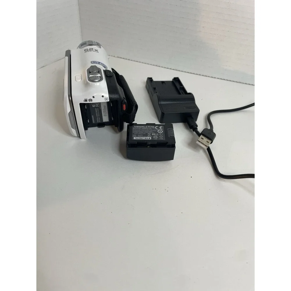 Samsung HMX-F90 Hand-Held Camcorder White w/Charger  Tested Works